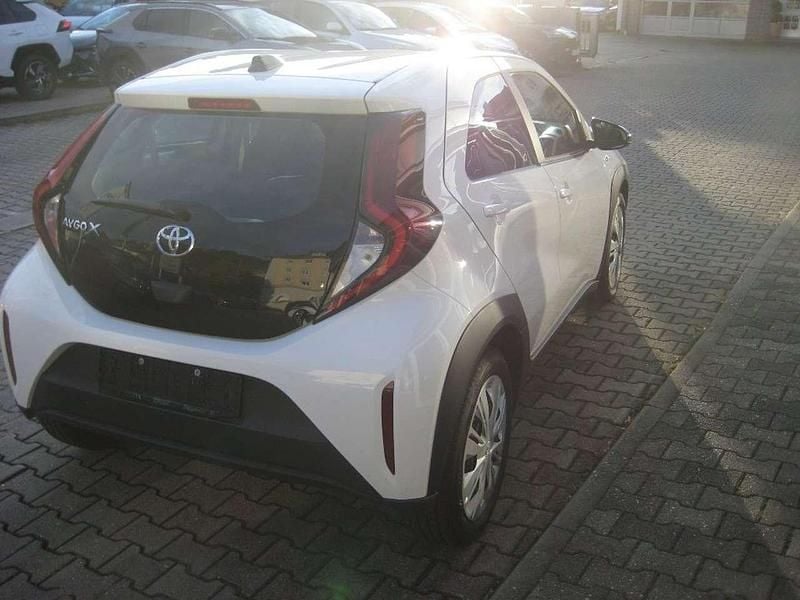 Gebraucht Toyota Aygo X X-play 72 PS (52 kW) 2022 040 schneeweiss SUV