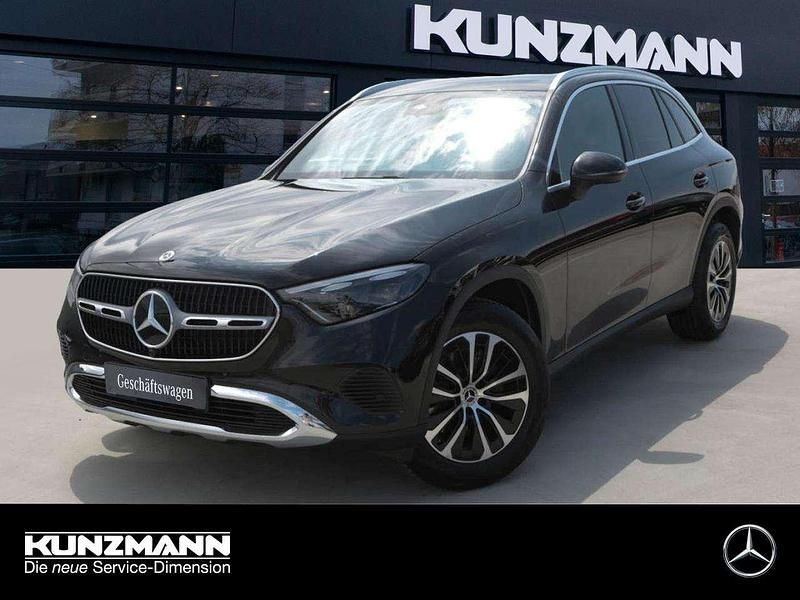 Obsidianschwarz metallic Gebraucht 2025 Mercedes GLC200 Avantgarde SUV | 51.449 € (Fairer Preis) - Bild 1/4