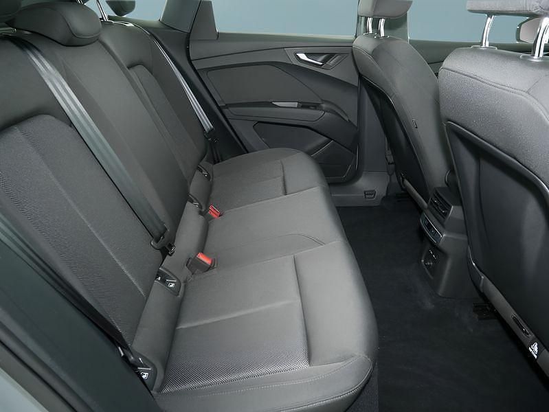 Grau Gebraucht 2023 Audi Q4 e-tron SUV | 30.299 € (Teuer) - Bild 1/2