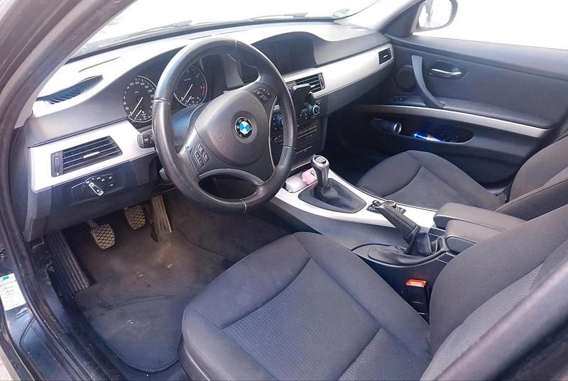 Gebraucht BMW 320 177 PS (130 kW) 2009 Schwarz Kombi