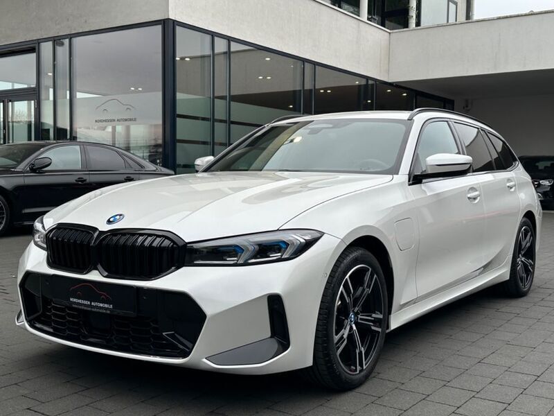 Weiß Gebraucht 2023 BMW 330e M Sport Kombi | 41.890 € (Fairer Preis) - Bild 1/4
