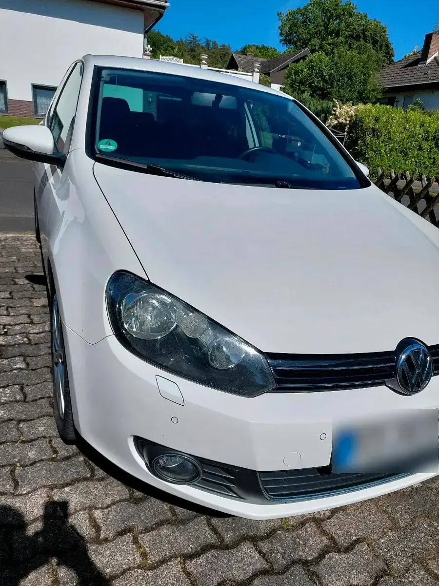 Gebraucht VW Golf VI 122 PS (89 kW) 2010 Weiß Kleinwagen