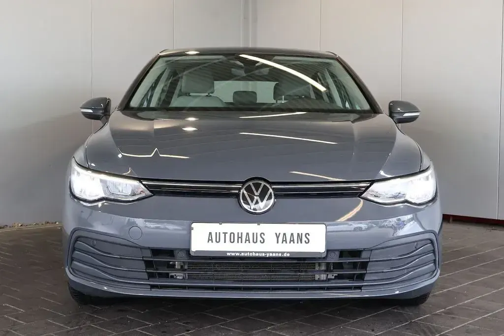 Gebraucht VW Golf VIII Life 131 PS (96 kW) 2022 Grau Limousine
