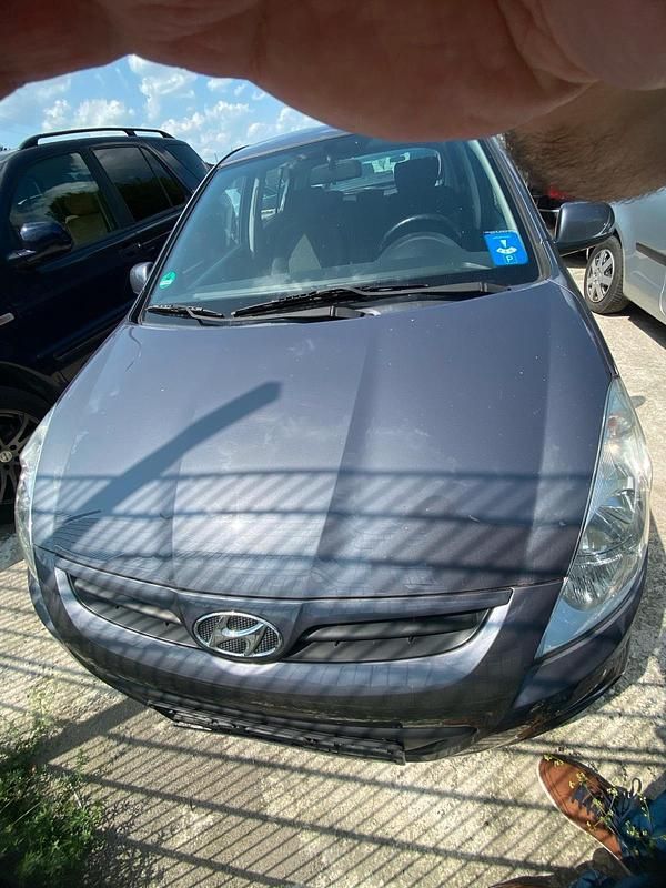 Grau Gebraucht 2011 Hyundai i20 Limousine | 2.500 € (Guter Preis) - Bild 1/4