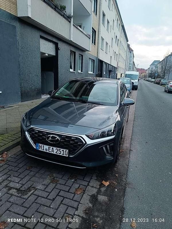 Grau Gebraucht 2019 Hyundai Ioniq Premium Kleinwagen | 15.800 € (Teuer) - Bild 1/4