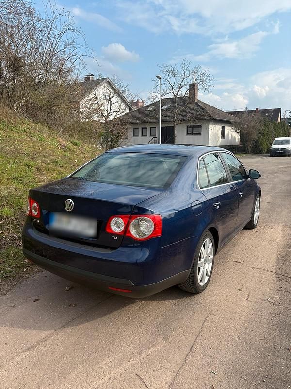 Gebraucht VW Jetta 105 PS (77 kW) 2008 Blau Limousine