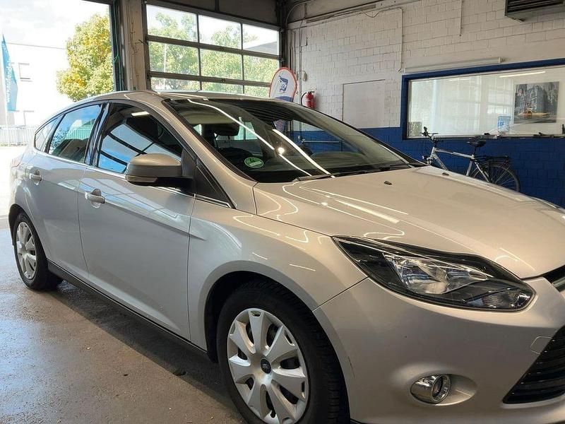Silber Gebraucht 2013 Ford Focus Titanium Limousine | 7.399 € (Fairer Preis) - Bild 1/4