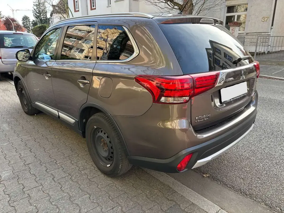 Begagnad Mitsubishi Outlander Plus 150 HK (110 kW) 2016 Brun SUV