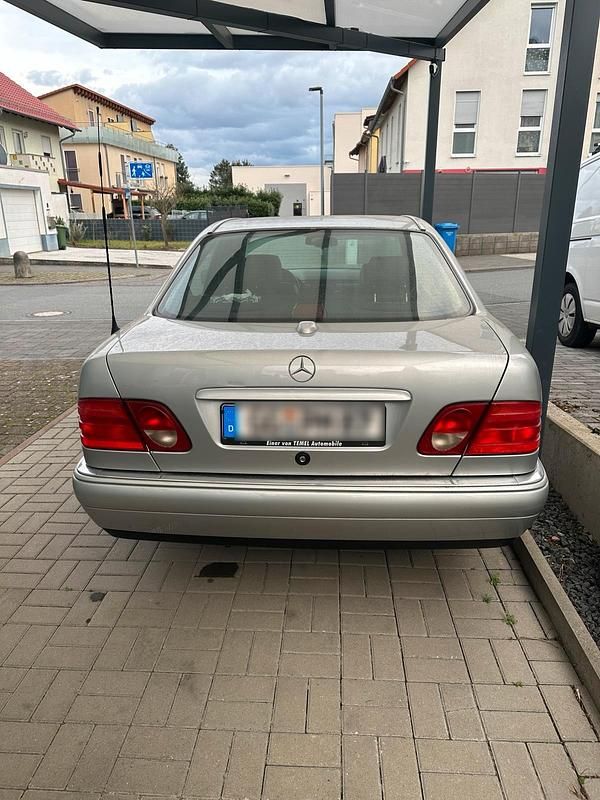 Gebraucht Mercedes E280 Avantgarde 193 PS (141 kW) 1996 Silber Limousine