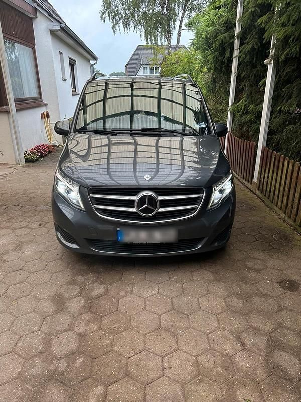 Grau Gebraucht 2017 Mercedes V250 Edition Van / Kleinbus | 32.990 € (Fairer Preis) - Bild 1/4