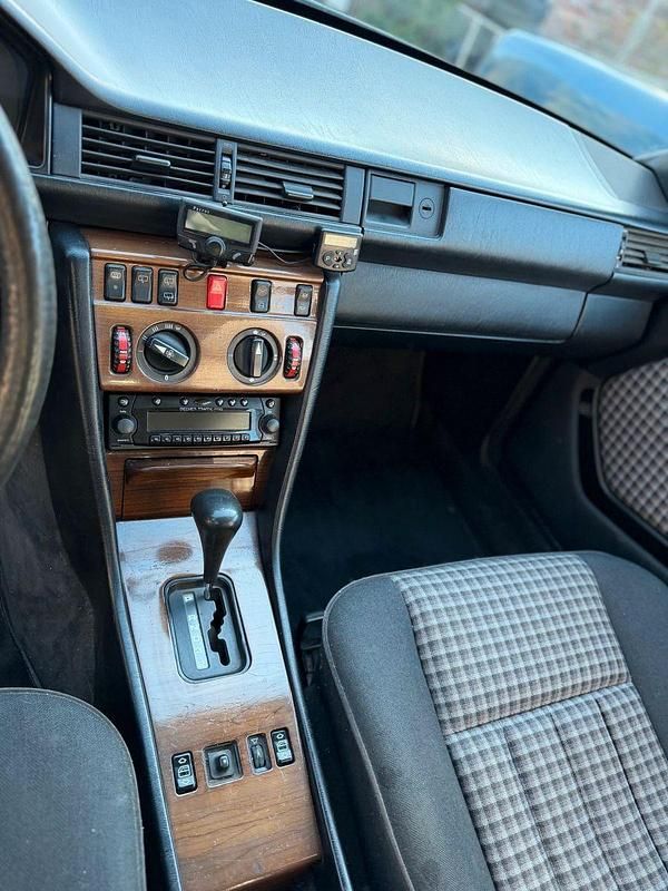 Gebraucht Mercedes 300 109 PS (80 kW) 1988 Grau Kombi
