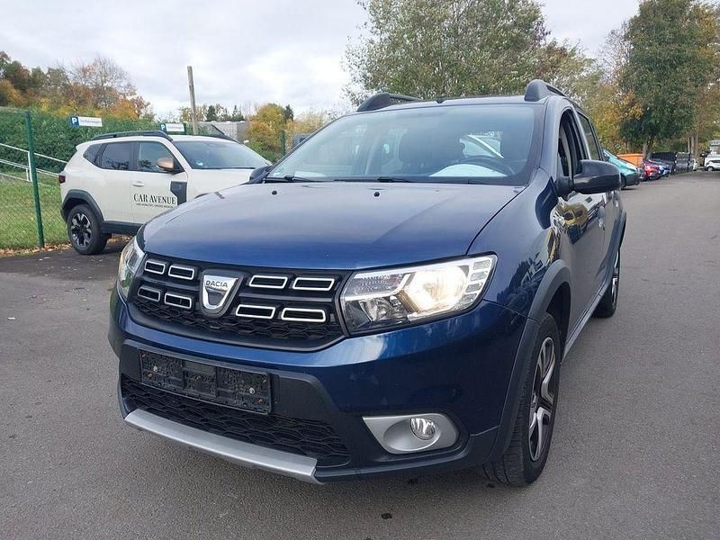 Blau Gebraucht 2018 Dacia Sandero Celebration SUV | 8.690 € - Bild 1/4