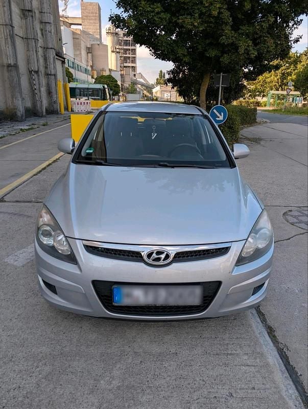 Silber Gebraucht 2010 Hyundai i30 Edition+ Kombi | 2.299 € (Guter Preis) - Bild 1/4
