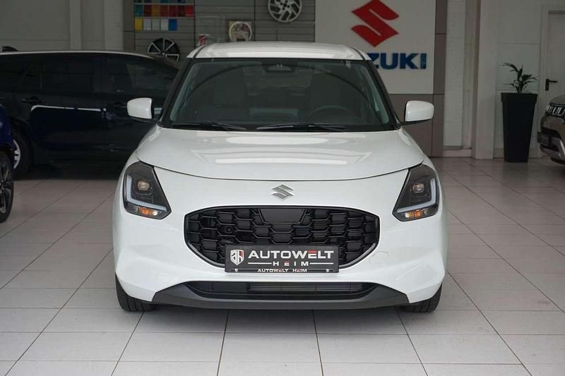 Neu Suzuki Swift 83 PS (61 kW) 2025 Caravan ivory pearl metallic Kleinwagen
