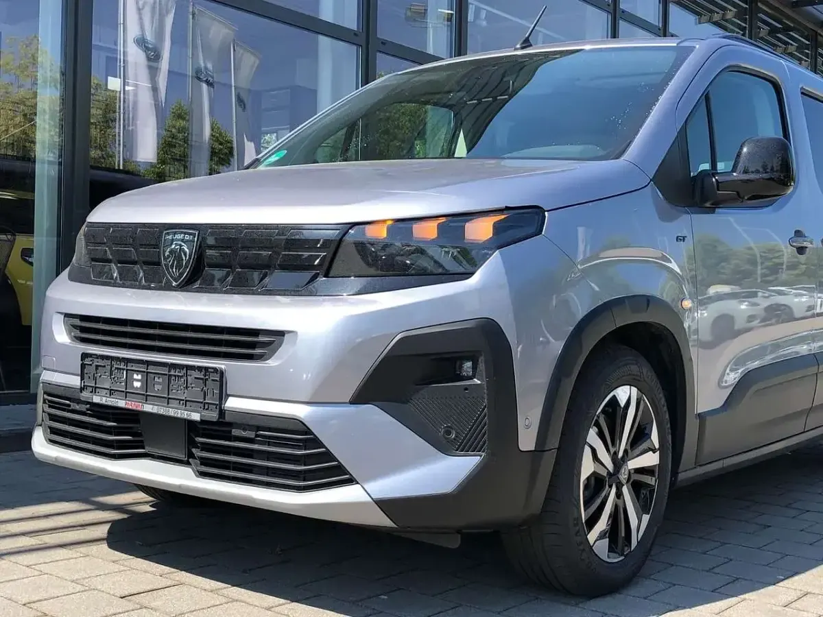 Gebraucht Peugeot Rifter Allure 131 PS (96 kW) 2025 Grau Van / Kleinbus