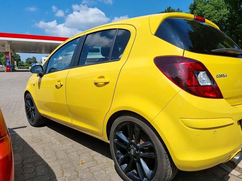 Gebraucht Opel Corsa Color Edition 101 PS (74 kW) 2011 Gelb Kleinwagen
