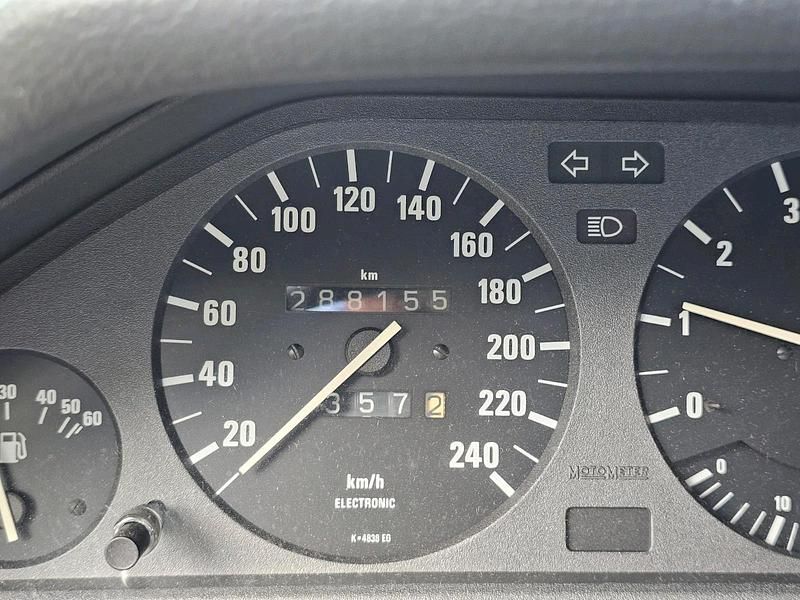 Gebraucht BMW 320 130 PS (95 kW) 1988 Grau Limousine