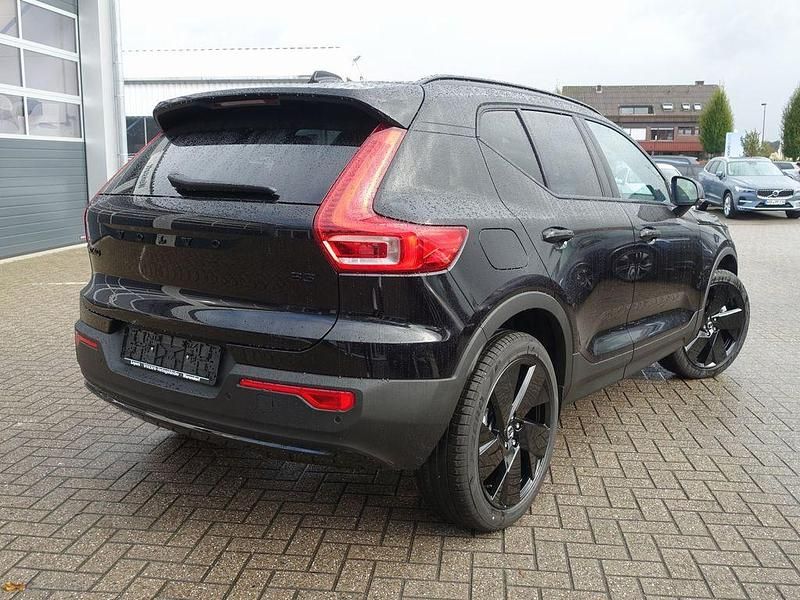 Neu Volvo XC40 Plus 163 PS (119 kW) 2025 Onyx black SUV