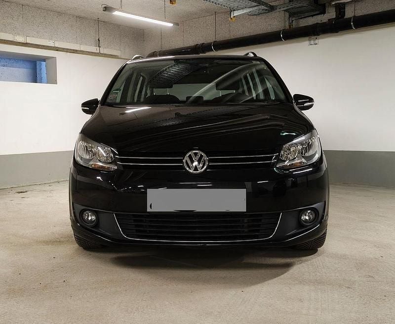 Second-hand VW Touran 105 CP (77 kW) 2014 Negru Monovolum
