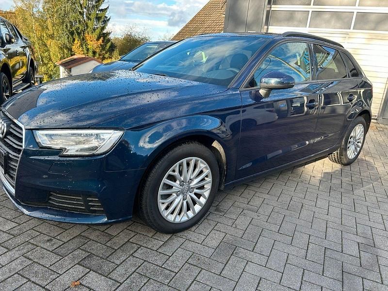 Gebraucht Audi A3 Sportback Comfort 116 PS (85 kW) 2018 Blau Kleinwagen