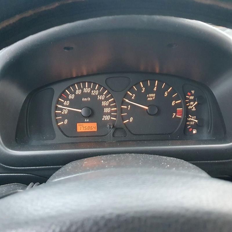 Gebraucht Opel Agila 60 PS (44 kW) 2005 Silber Kleinwagen