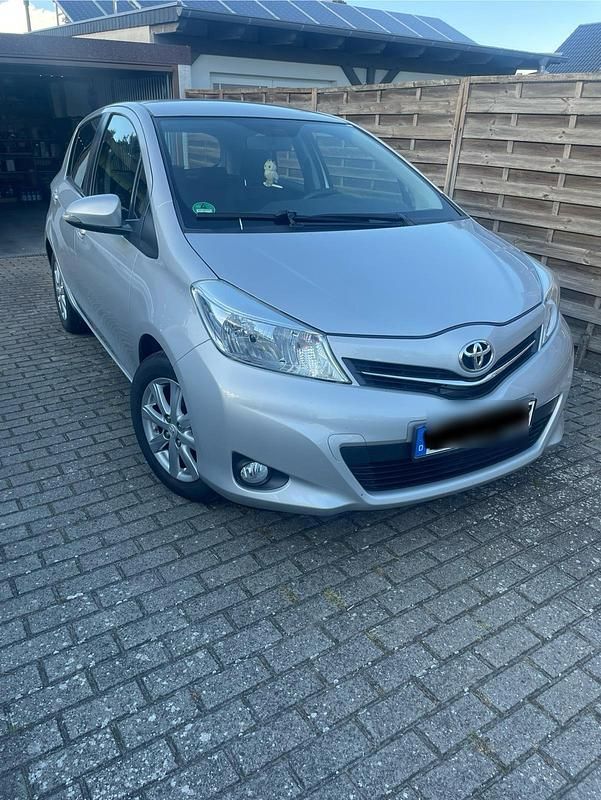 Silber Gebraucht 2014 Toyota Yaris Kleinwagen | 8.000 € (Fairer Preis) - Bild 1/4