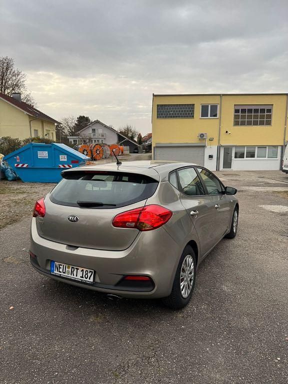 Gebraucht Kia Ceed Spirit 99 PS (72 kW) 2012 Beige Kleinwagen