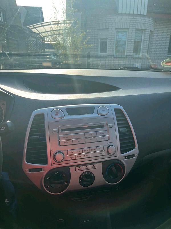 Gebraucht Hyundai i20 78 PS (57 kW) 2010 Schwarz Kleinwagen