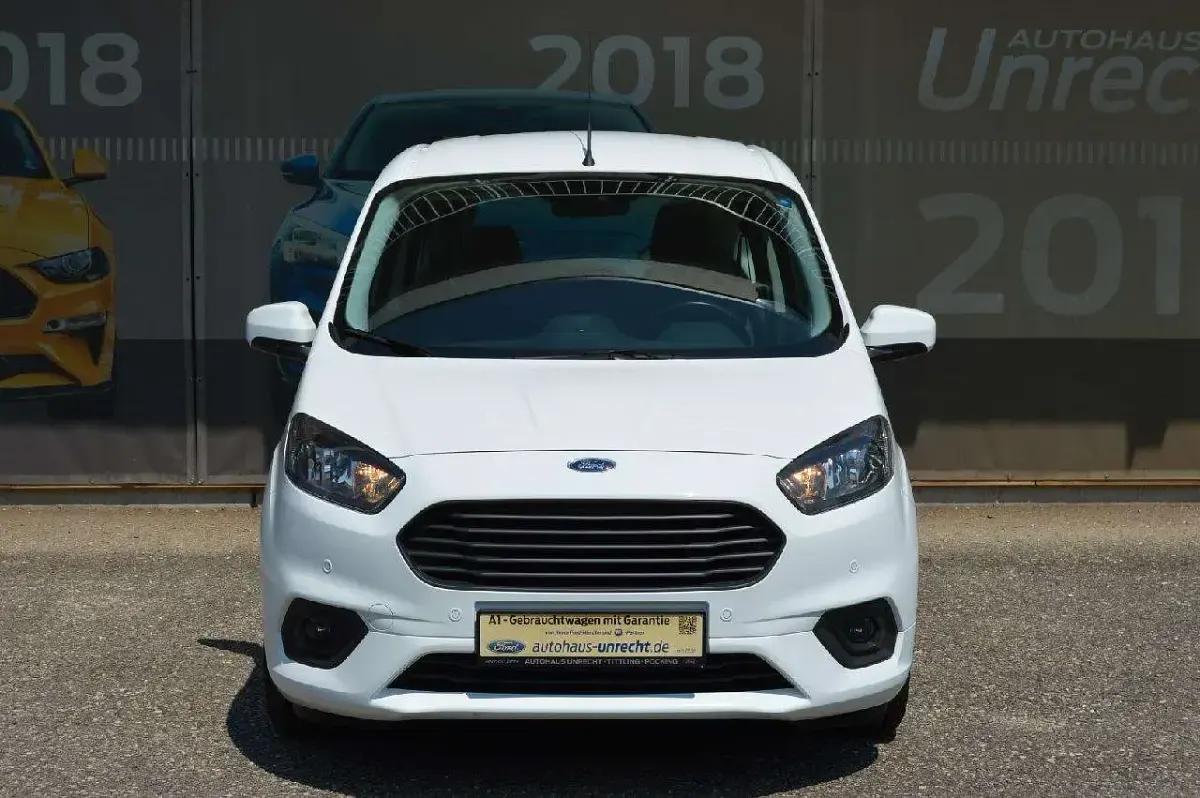 Gebraucht Ford Tourneo Courier Trend 101 PS (74 kW) 2022 Frostweiß Van / Kleinbus
