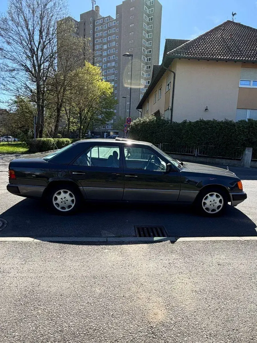 Gebraucht Mercedes E320 220 PS (161 kW) 1993 Schwarz Limousine