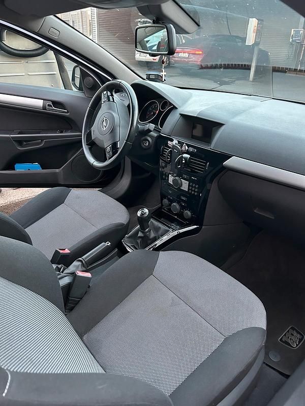 Schwarz Gebraucht 2010 Opel Astra GTC Coupé | 2.500 € (Superpreis) - Bild 1/4