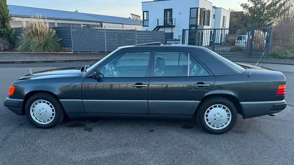 Gebraucht Mercedes 300 Sportline 147 PS (108 kW) 1990 Schwarz Limousine