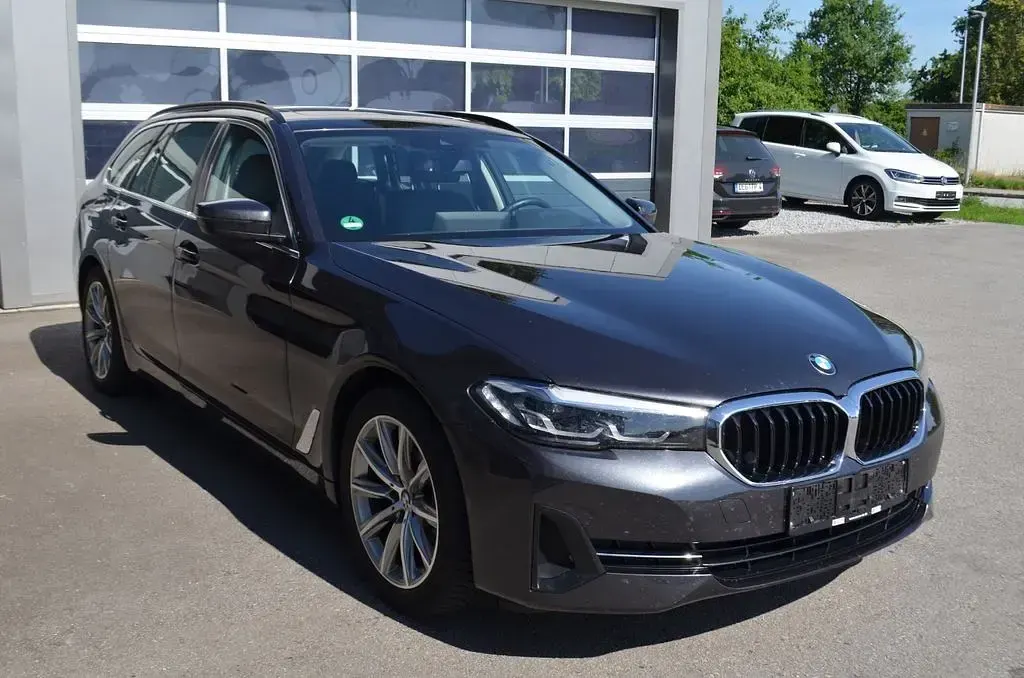 Gebraucht BMW 520 190 PS (139 kW) 2023 Grau Kombi