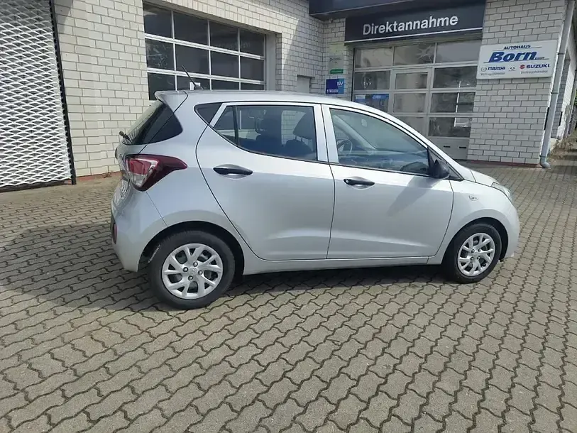 Gebraucht Hyundai i10 Classic 67 PS (49 kW) 2018 Sleek silver / met Kleinwagen
