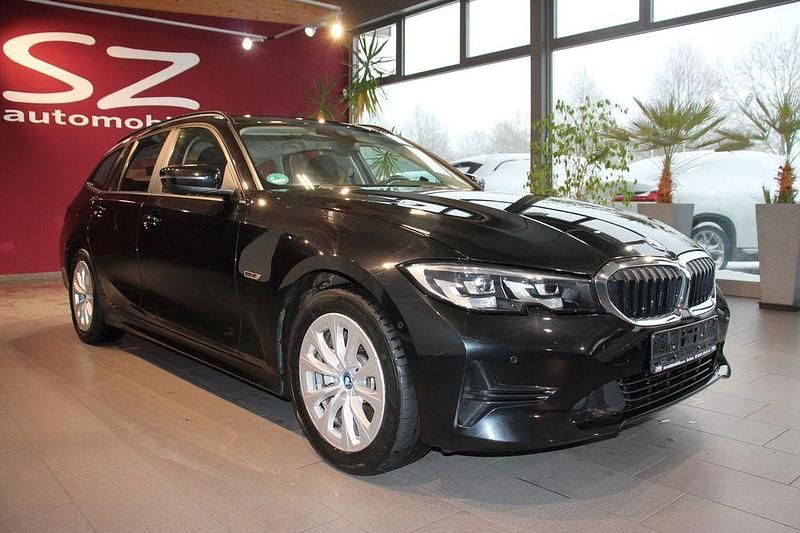 Schwarz Gebraucht 2021 BMW 320e Advantage Kombi | 25.600 € (Fairer Preis) - Bild 1/4