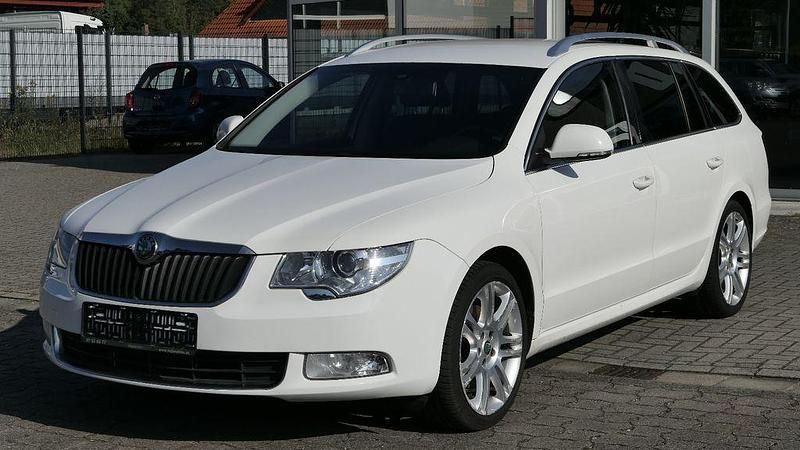 Weiß Gebraucht 2012 Skoda Superb Ambition Limousine | 4.790 € (Guter Preis) - Bild 1/4