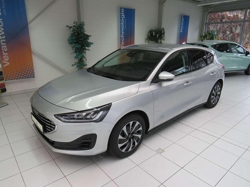 Polarsilber metallic Gebraucht 2023 Ford Focus Titanium Limousine | 23.490 € (Fairer Preis) - Bild 1/4