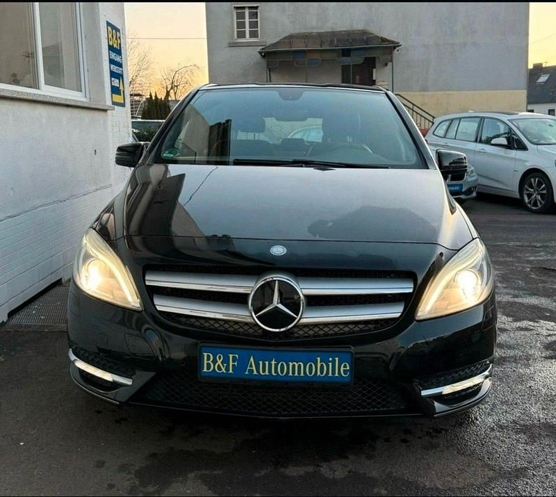 Gebraucht Mercedes B180 122 PS (89 kW) 2013 Schwarz Van / Kleinbus