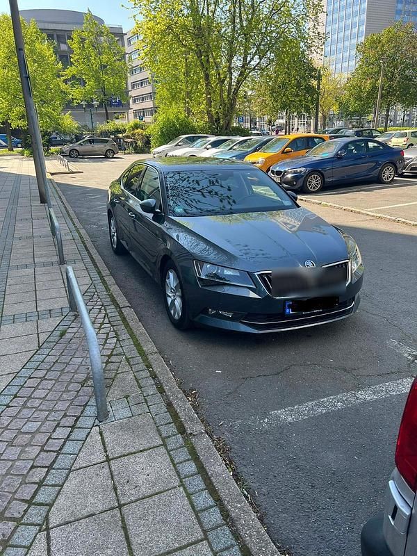 Grau Gebraucht 2015 Skoda Superb Limousine | 14.200 € (Fairer Preis) - Bild 1/4