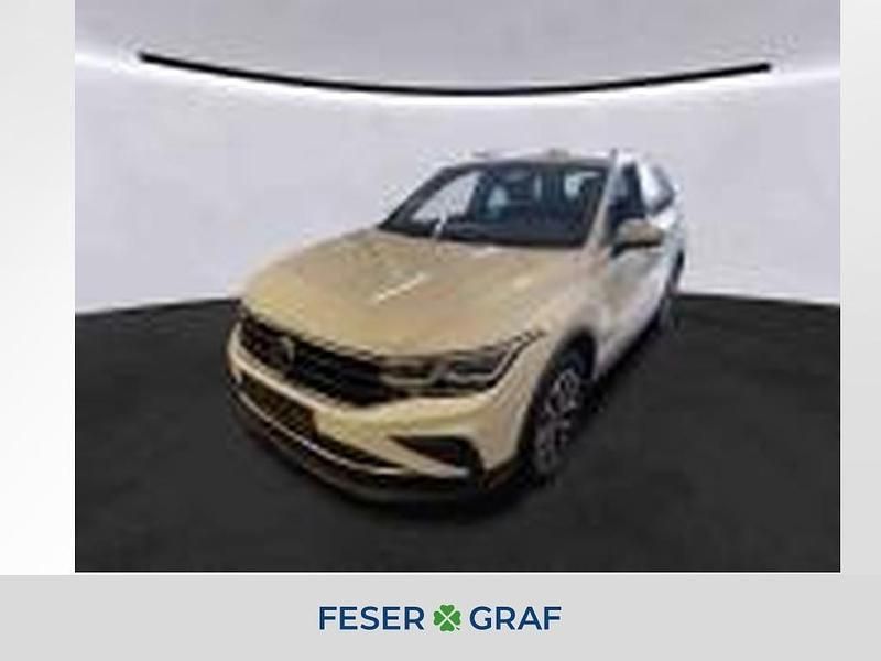 Oryxweiß perlmutteffekt Gebraucht 2022 VW Tiguan Life SUV | 29.490 € (Fairer Preis) - Bild 1/4