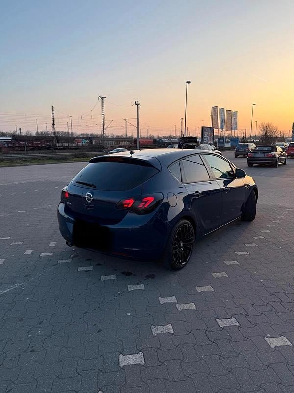 Gebraucht Opel Astra 100 PS (73 kW) 2012 Blau Limousine