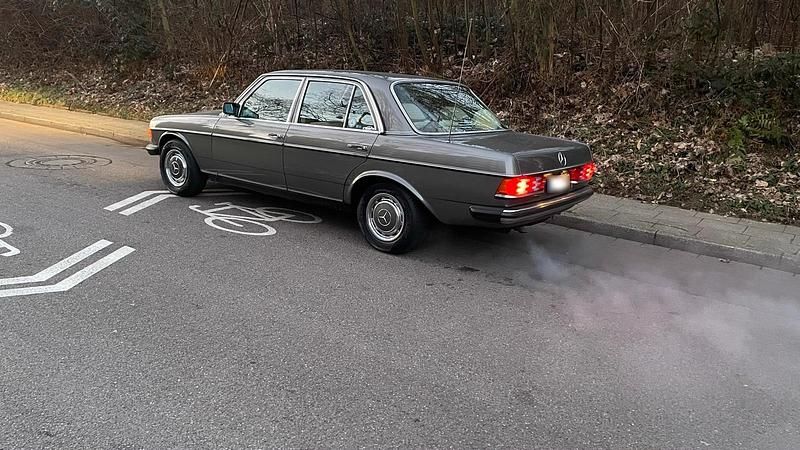 Gebraucht Mercedes E230 136 PS (100 kW) 1982 Grau Limousine