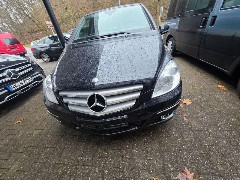 Schwarz Gebraucht 2009 Mercedes 180 Limousine | 6.800 € (Fairer Preis) - Bild 1/4