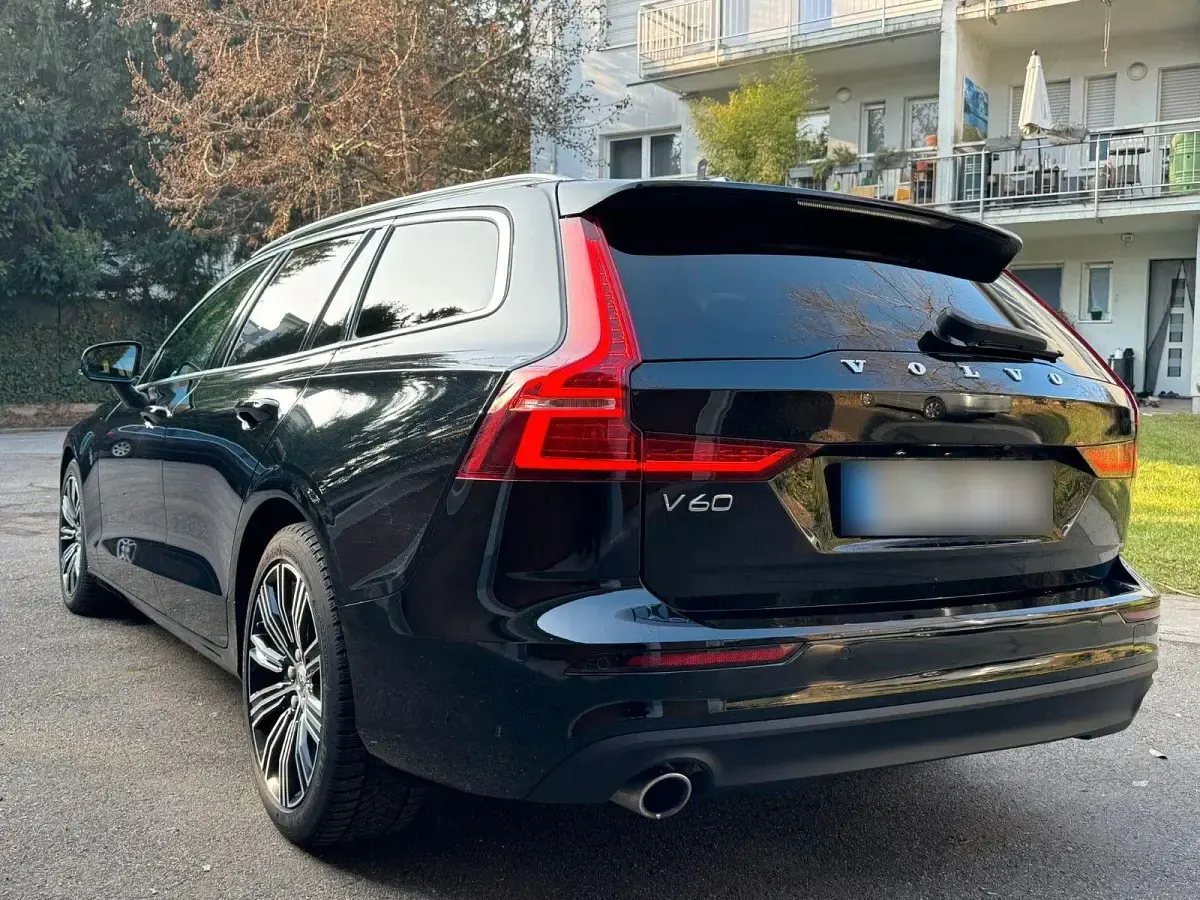 Gebraucht Volvo V60 Momentum 197 PS (144 kW) 2021 Schwarz Kombi