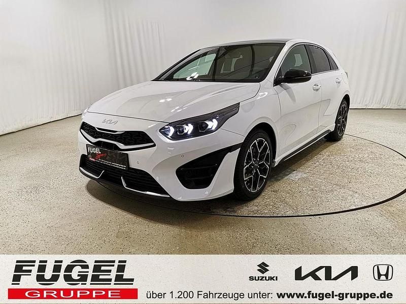 Deluxeweiss met. Neu 2025 Kia Ceed GT GT-Line Limousine | 29.799 € - Bild 1/4