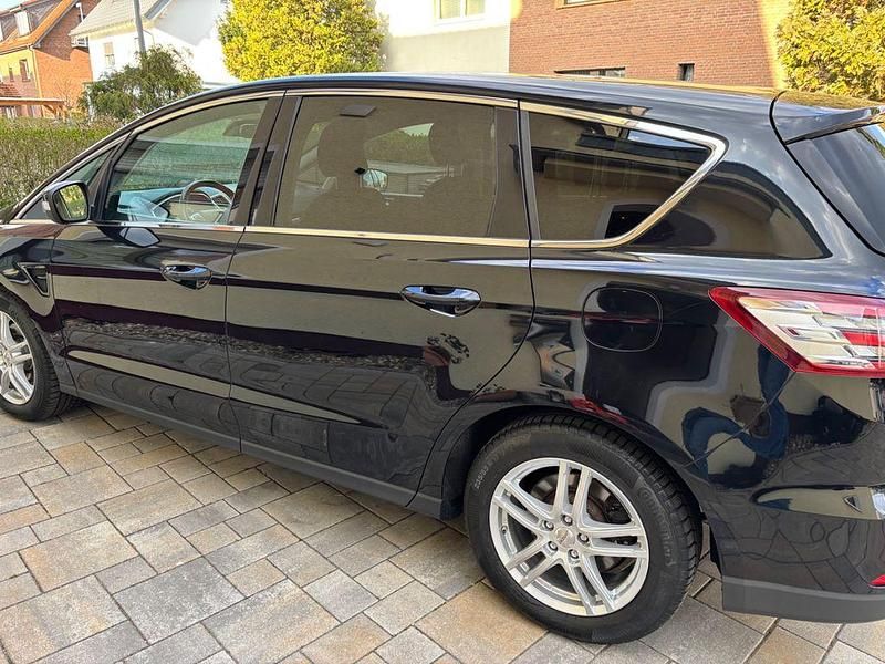 Gebraucht Ford S-MAX Titanium 179 PS (131 kW) 2018 Schwarz Van / Kleinbus