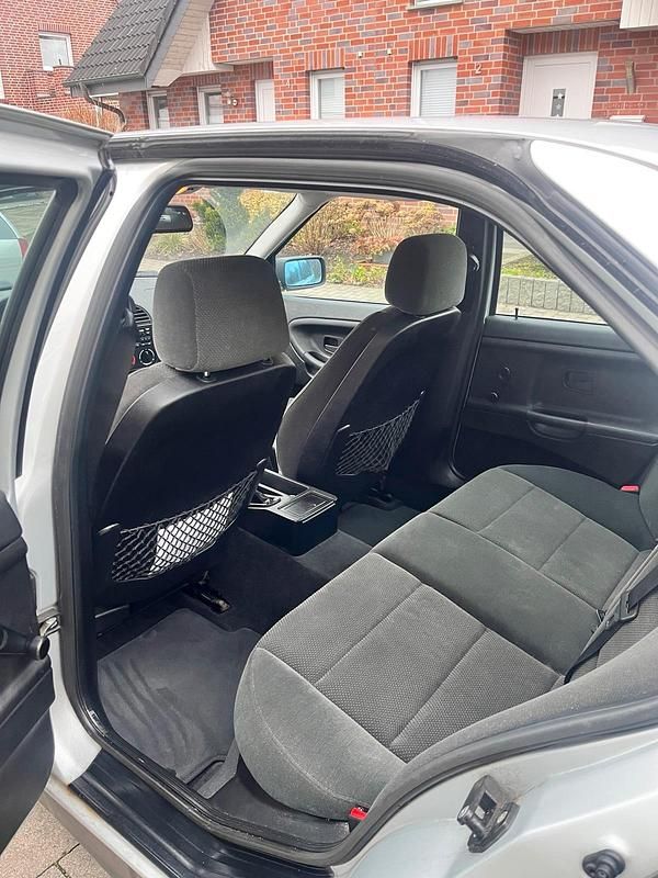 Gebraucht BMW 318 116 PS (85 kW) 1998 Silber Limousine