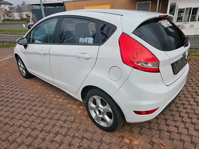 Gebraucht Ford Fiesta 97 PS (71 kW) 2009 Weiß Kleinwagen