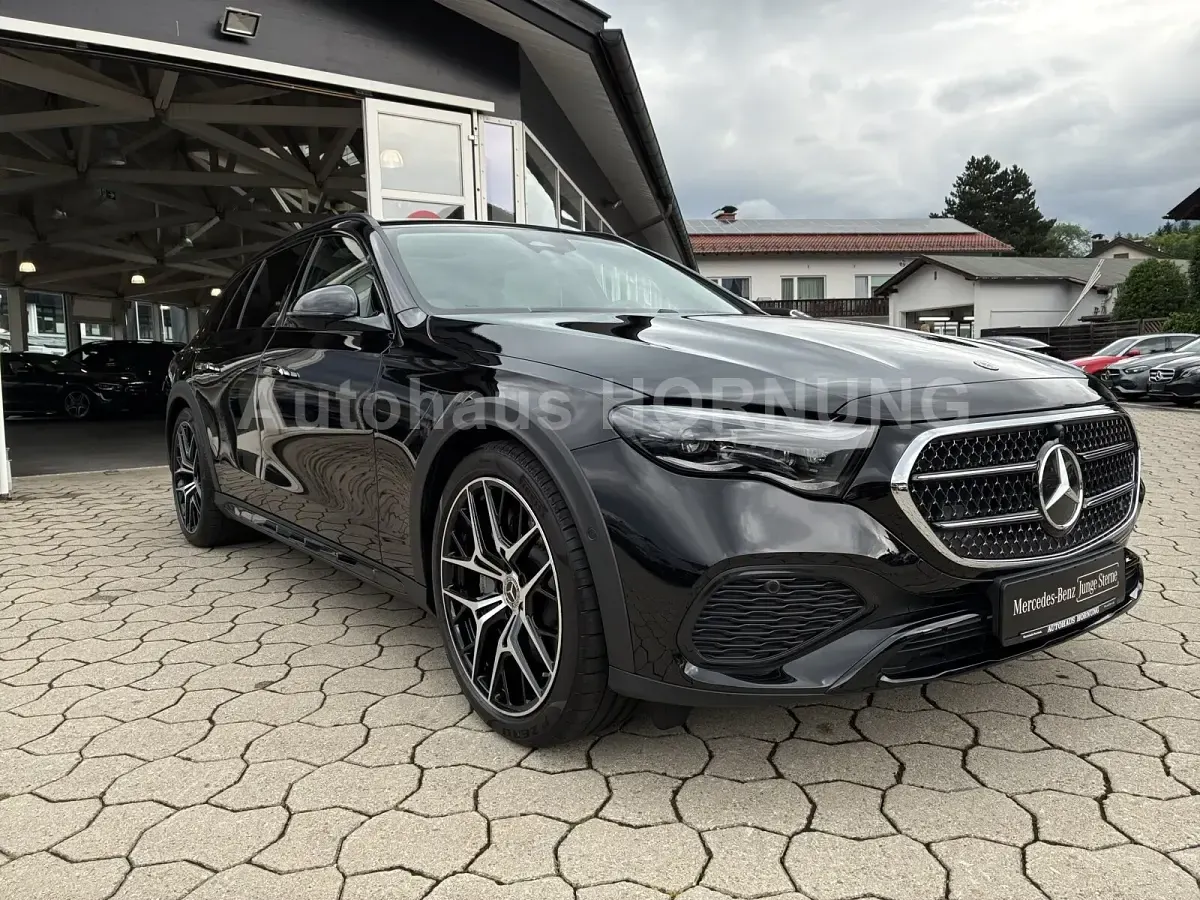 Gebraucht Mercedes E300 Night 313 PS (230 kW) 2025 Metalliclack obsidianschwarz Limousine