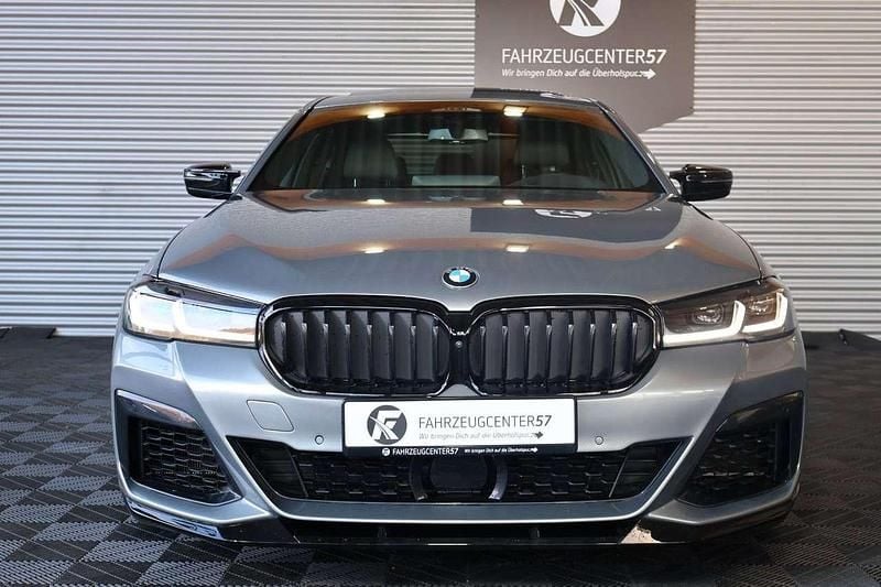 Gebraucht BMW 550 530 PS (389 kW) 2023 Skyscraper grau Limousine